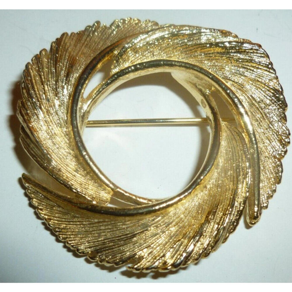 Lisner BROOCH Signed Vintage Textured MCM Wreath Gold Tone